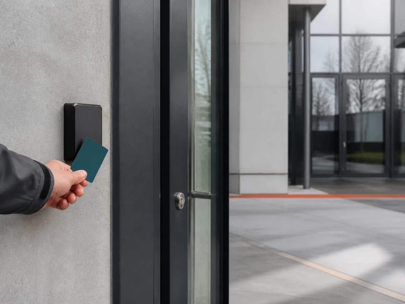 RFID-Karte vor einem Zutrittsleser
